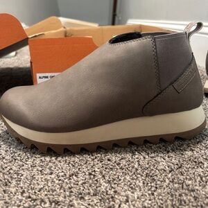 Merrell Women's Alpine Chelsea Boots